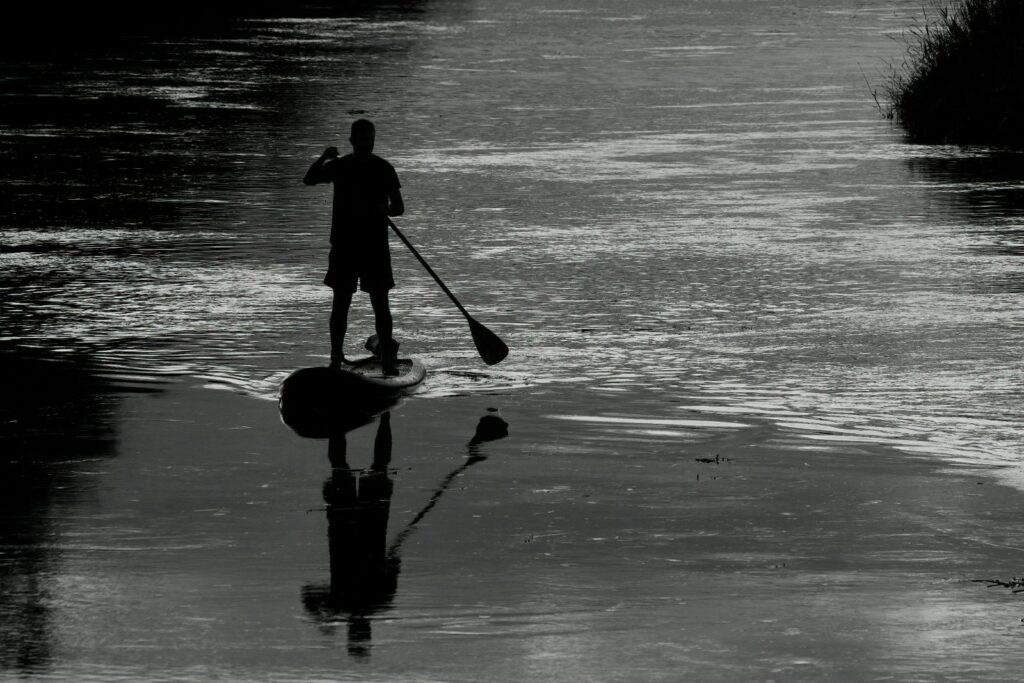 Silueta SUP al amanecer sobre mar en calma. Pexels royalty-free. Pura Vida Mallorca.
