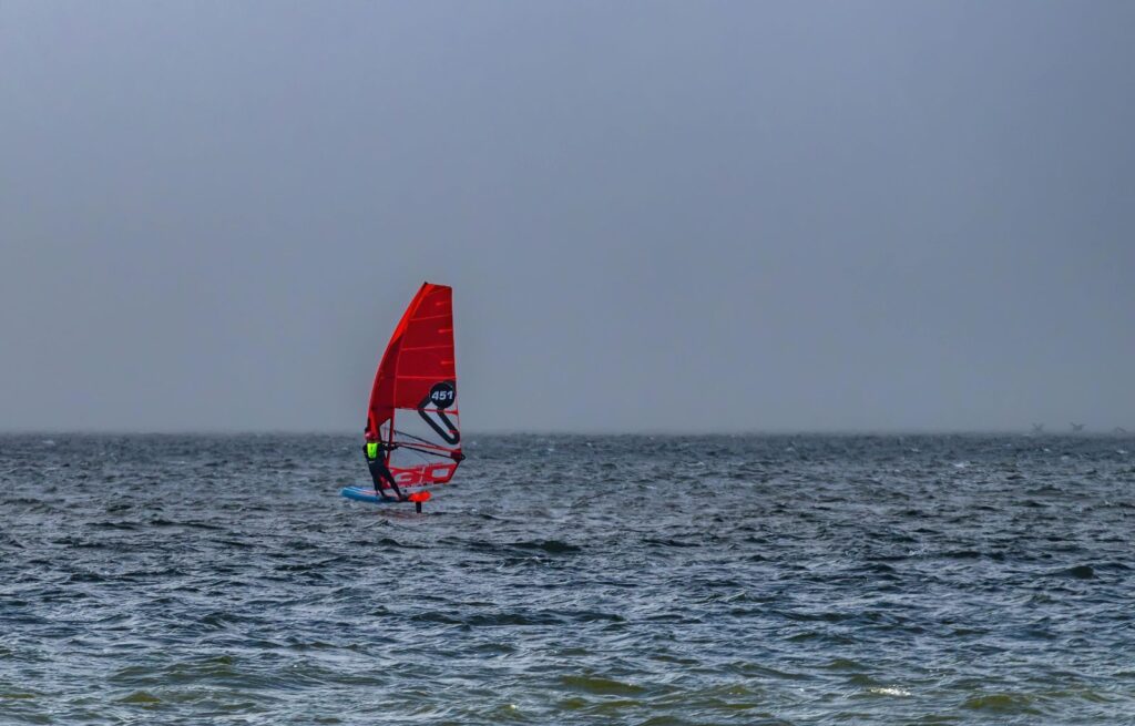 Windsurfista sobre mar abierto, evolución del deporte hacia el foil. Pexels royalty-free. Pura Vida Mallorca.
