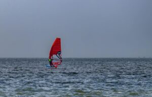 Windsurfista sobre mar abierto, evolución del deporte hacia el foil. Pexels royalty-free. Pura Vida Mallorca.
