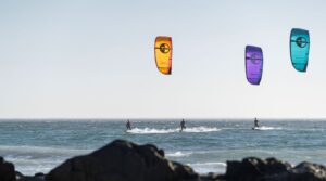 Acción kite/wing freeride leyendo viento y oleaje. Imagen oficial North. Pura Vida Mallorca.