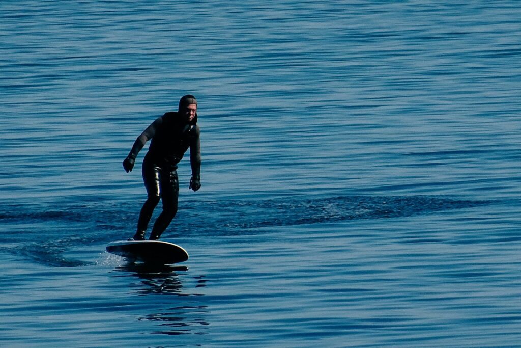 Hidrofoiler en aguas tranquilas, comparativa SUP/surf/foil. Pexels royalty-free. Pura Vida Mallorca.