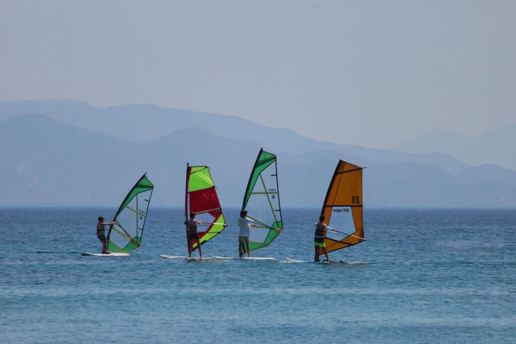 Acción de windsurf en aguas con viento mediterráneo. Imagen Pexels royalty-free. Pura Vida Mallorca.