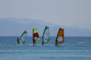 Acción de windsurf en aguas con viento mediterráneo. Imagen Pexels royalty-free. Pura Vida Mallorca.